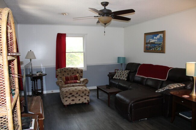 122 McCall Rd in Pisgah Forest, NC - Foto de edificio - Building Photo