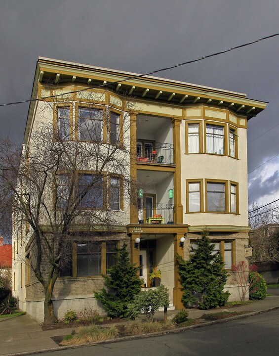 Sherbrook Apartments in Seattle, WA - Building Photo