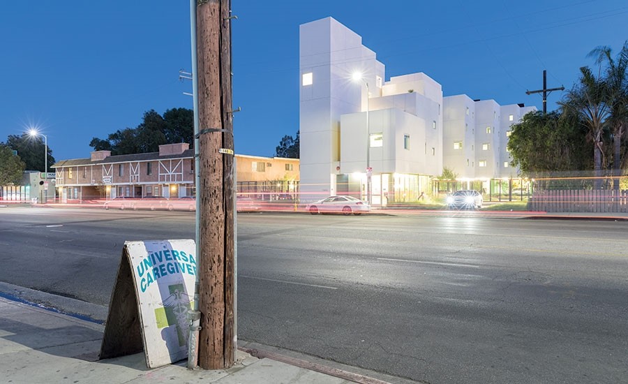 Crest Apartments in Van Nuys, CA - Building Photo