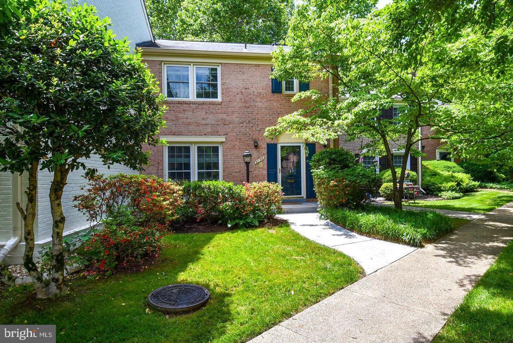 9758 Cardinal Rd in Fairfax, VA - Building Photo