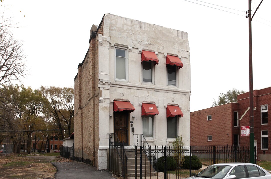 3329 S Indiana Ave in Chicago, IL - Building Photo