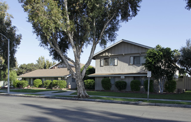 3101-3105 Quartz Ln in Fullerton, CA - Foto de edificio - Building Photo