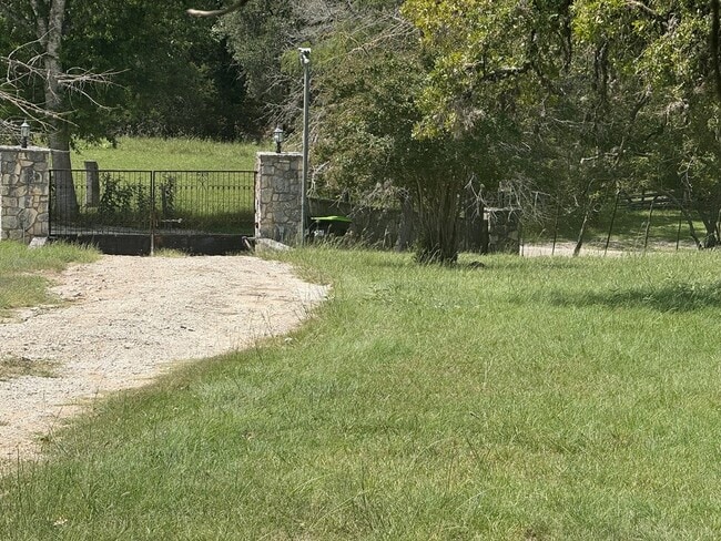 1904 Bear Creek Rd in Kerrville, TX - Building Photo - Building Photo