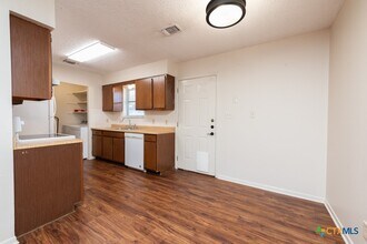 319 E Bowie St in Luling, TX - Building Photo - Building Photo