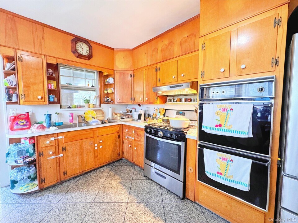 37 Wolfle St in Glen Cove, NY - Building Photo
