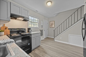 Cardinal Village Apartments in Jacksonville, NC - Foto de edificio - Building Photo