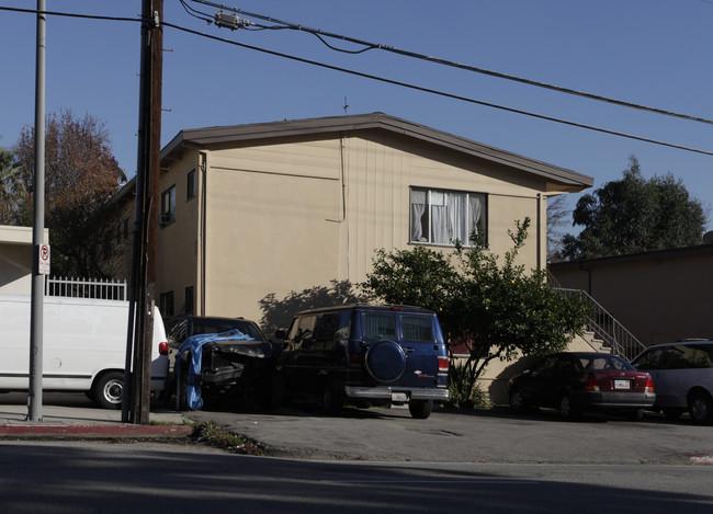 6064 Fulton Ave in Van Nuys, CA - Foto de edificio - Building Photo