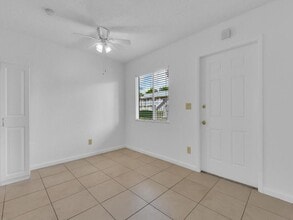 4617 Bayshore Dr in Naples, FL - Building Photo - Building Photo