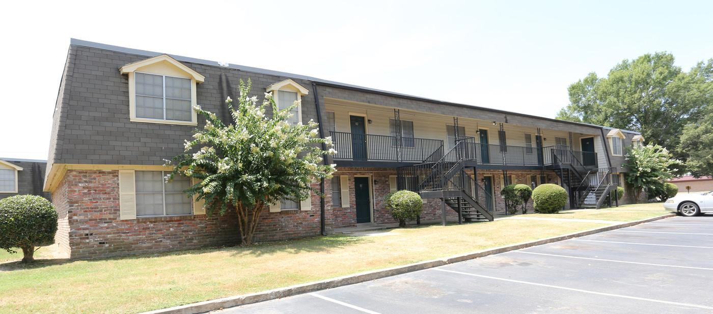 Camelot Apartments and Townhomes in Pine Bluff, AR - Foto de edificio