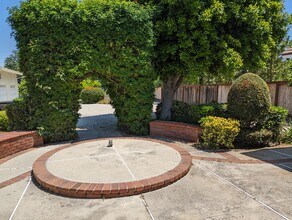 5440 Topeka Dr in Tarzana, CA - Building Photo - Building Photo