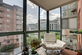 1050 N Taylor St in Arlington, VA - Building Photo - Building Photo