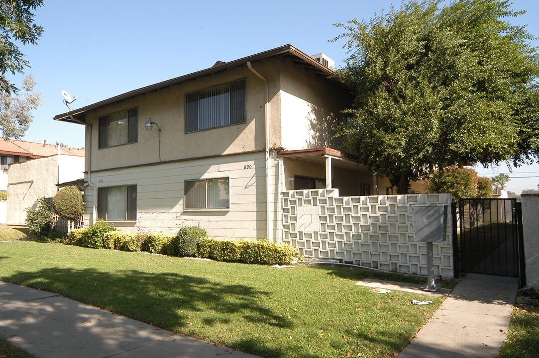 890 Campus Ave in Upland, CA - Foto de edificio