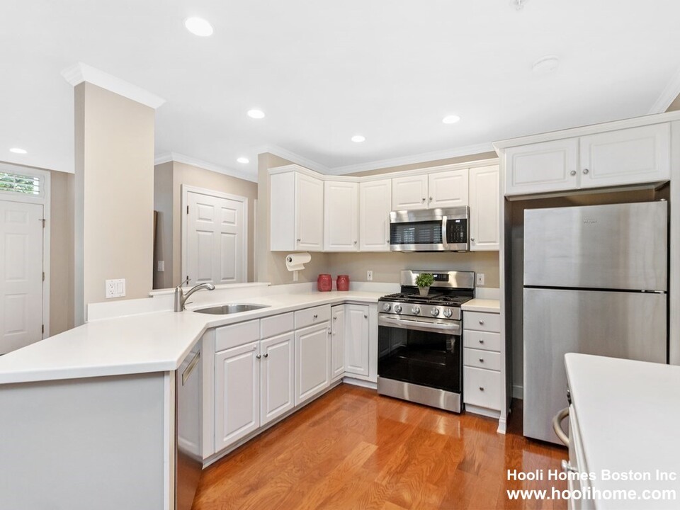 108 Harvard St, Unit 1 in Brookline, MA - Building Photo