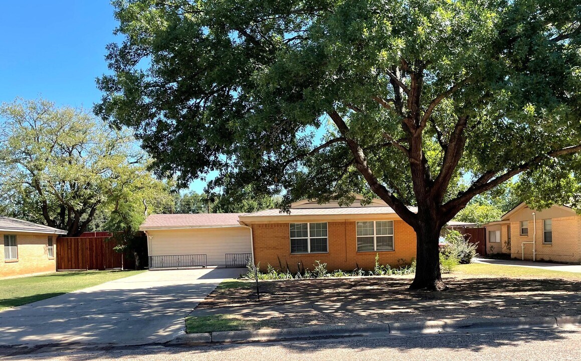 2409 Utica Ave in Lubbock, TX - Building Photo
