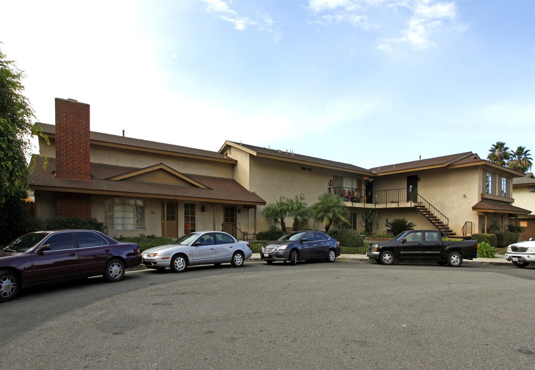 340 E Blueridge Ave in Orange, CA - Foto de edificio