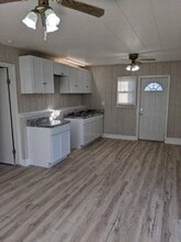 207 E Main St in Centerville, IN - Foto de edificio - Building Photo