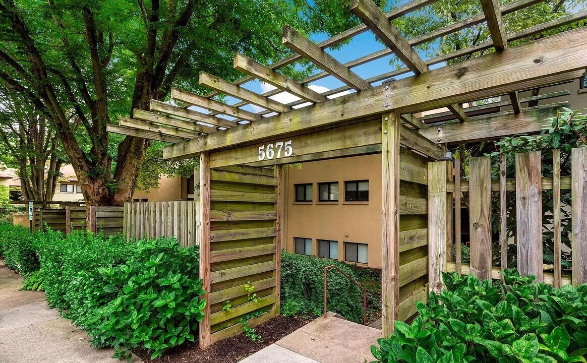 5675 Harpers Farm Rd in Columbia, MD - Building Photo