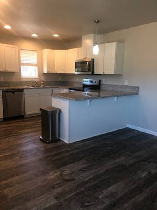 7837 Jacqueline Way in White City, OR - Building Photo