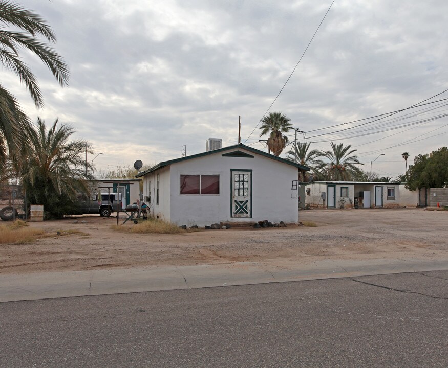 81 E Feliz St in Florence, AZ - Foto de edificio