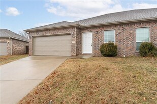 317 Copper Oaks Dr in Centerton, AR - Building Photo