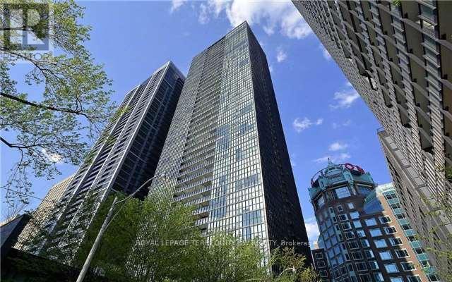110-110 Charles St E in Toronto, ON - Building Photo