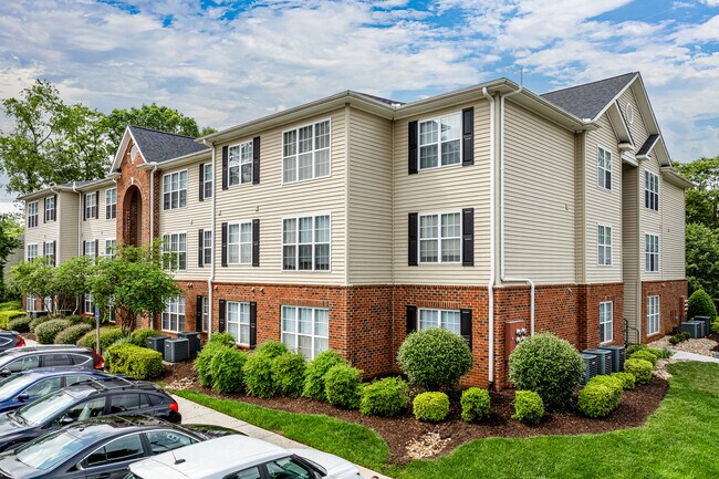 Legacy at Linden Park in Lynchburg, VA - Foto de edificio - Building Photo