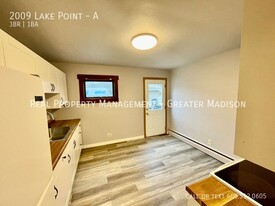 2009 Lake Point Dr in Madison, WI - Building Photo - Building Photo