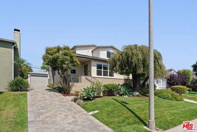 8107 Yorktown Ave in Los Angeles, CA - Building Photo - Building Photo