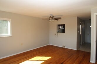 OXFORD COURT APARTMENTS -- 054 in Coraopolis, PA - Building Photo - Interior Photo