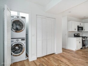 3016 W 40th St, Unit 1 Rear in Chicago, IL - Foto de edificio - Building Photo