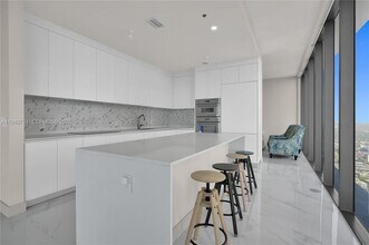 700 NE 24th St in Miami, FL - Foto de edificio - Building Photo