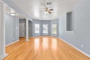 11131 Holly Hill Ln in Houston, TX - Building Photo