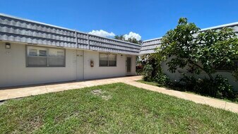 166 Valencia Dr in Delray Beach, FL - Building Photo