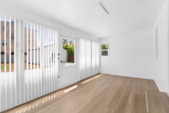5554 Radford Ave in Los Angeles, CA - Foto de edificio - Building Photo