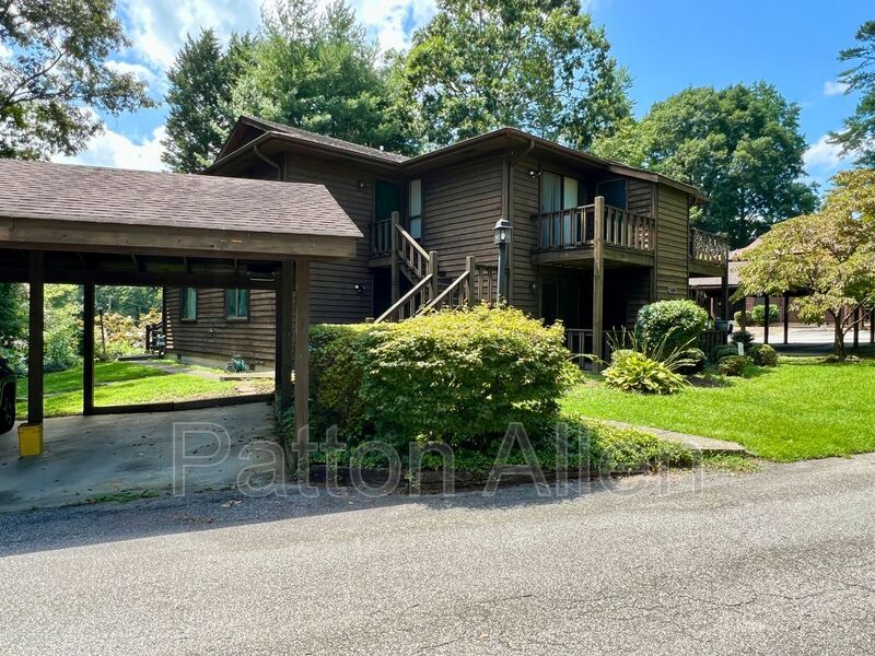 580 Courtwood Ln in Hendersonville, NC - Building Photo