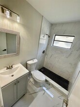 21123 E Dixie Hwy in Aventura, FL - Foto de edificio - Building Photo