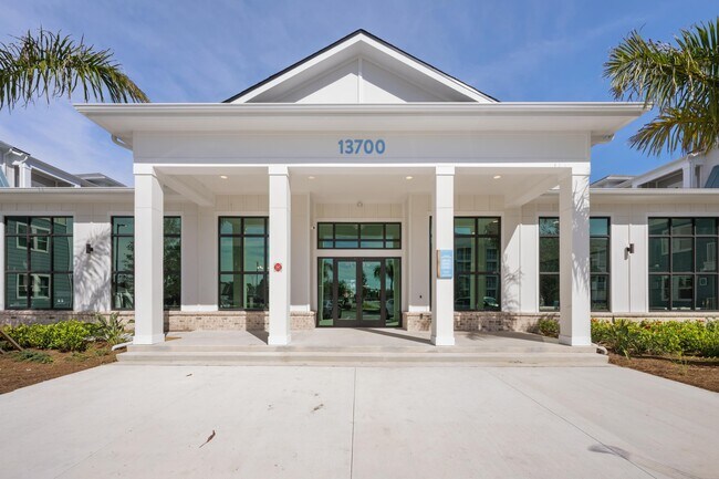 The Winslow Residences in North Fort Myers, FL - Foto de edificio - Building Photo