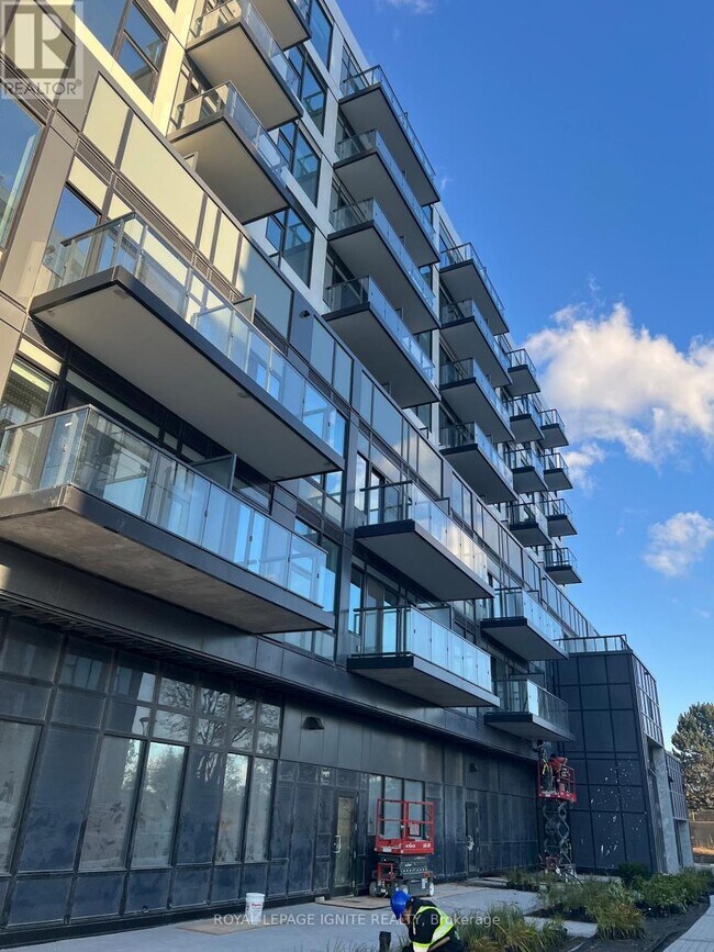 7439 Kingston Rd in Toronto, ON - Building Photo - Building Photo