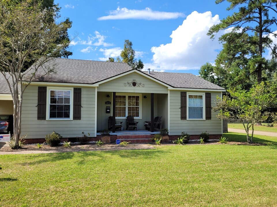 1675 Edinburgh Ave in Baton Rouge, LA - Building Photo