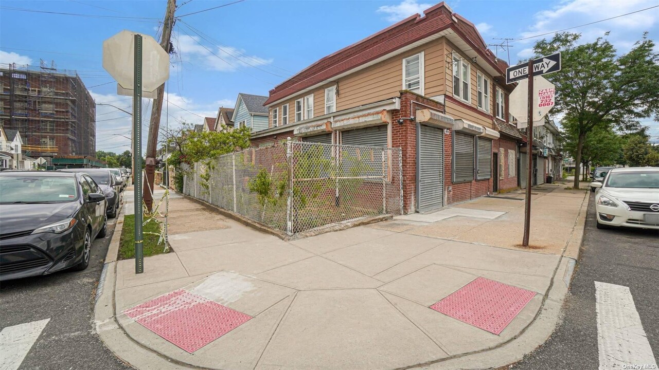 212-44 91st Ave in Queens, NY - Building Photo