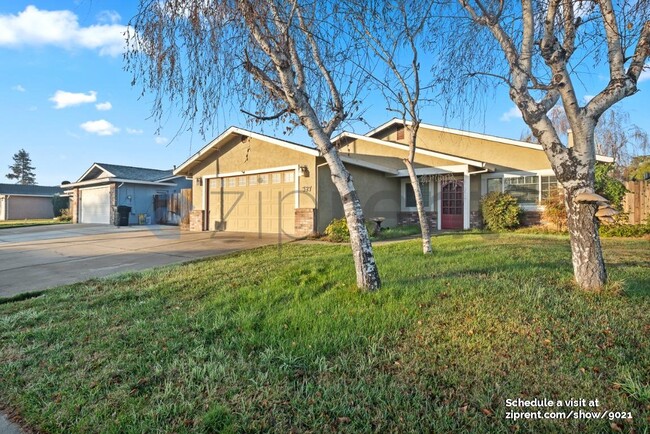 327 Pecan Dr in Ripon, CA - Building Photo - Building Photo