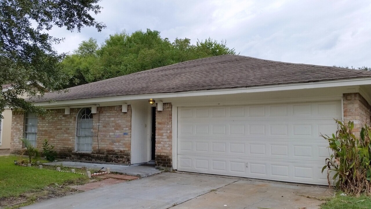 430 Mistywood Dr in Houston, TX - Building Photo