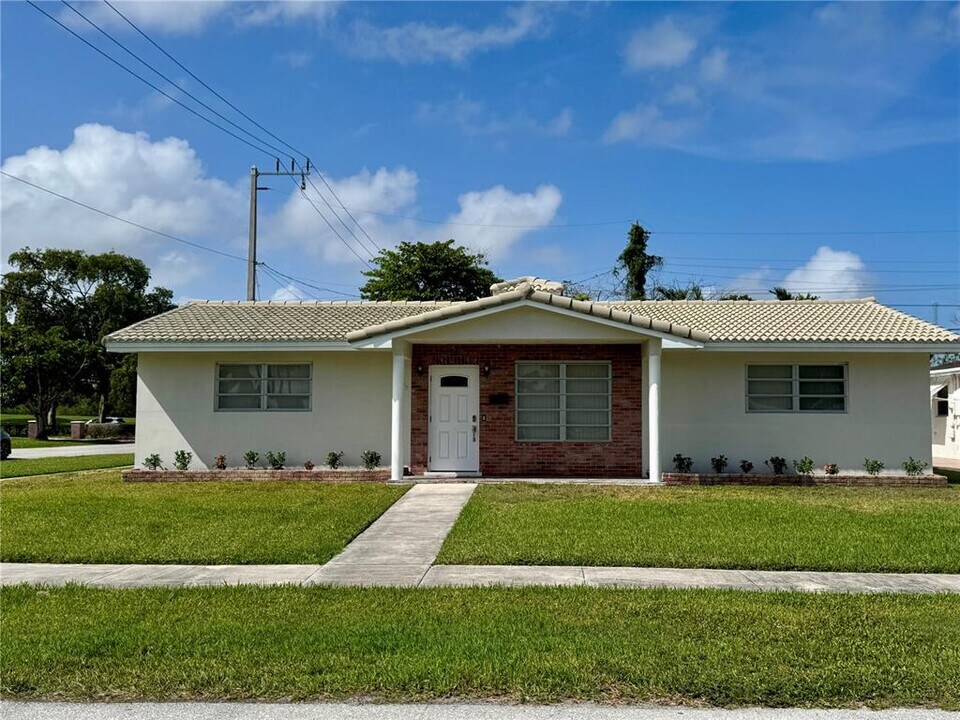 1327 Garfield St in Hollywood, FL - Building Photo
