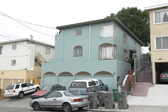 2725 23rd Ave in Oakland, CA - Building Photo - Building Photo