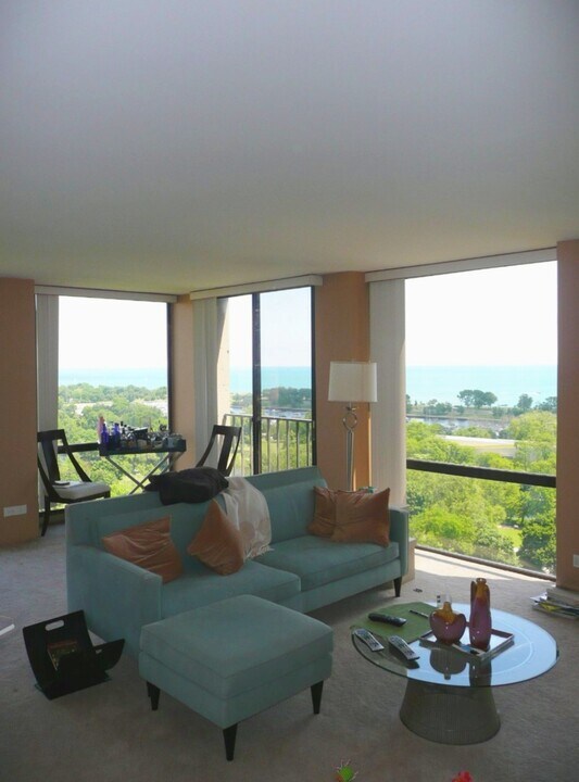 345 W Fullerton Pky, Unit 1802 in Chicago, IL - Building Photo