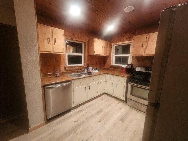 26251 Alpine Ln in Lake Arrowhead, CA - Building Photo - Building Photo