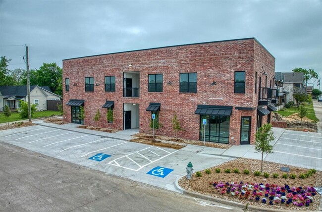 201 E 5th St, Unit 01 in Ferris, TX - Foto de edificio - Building Photo