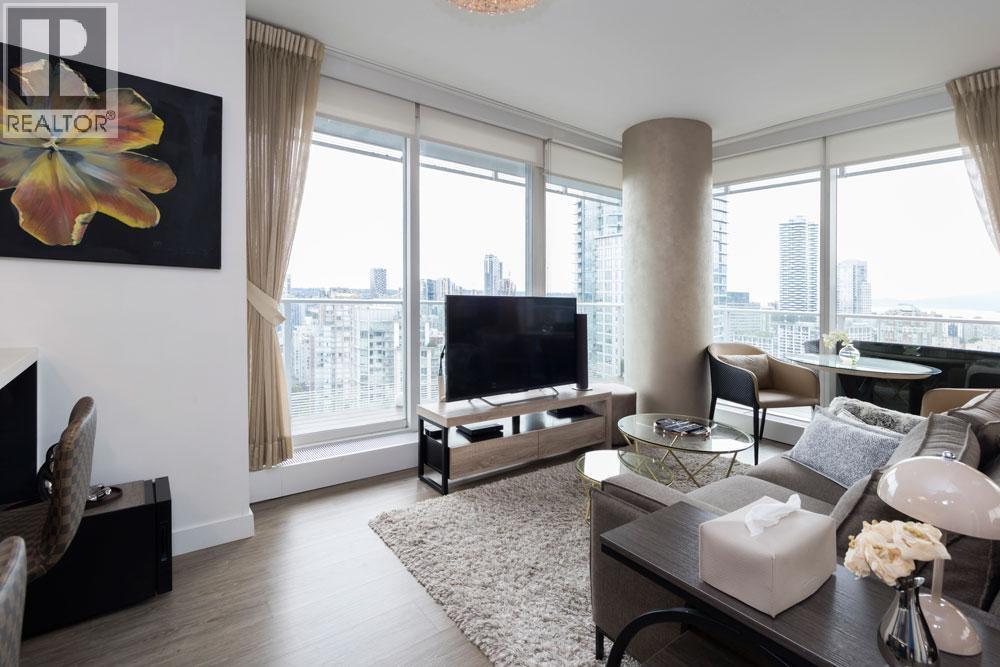 777 Richards St in Vancouver, BC - Building Photo