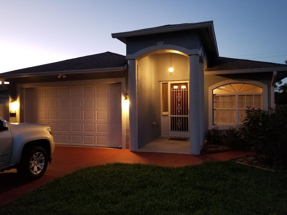 831 96th Ave N in Naples, FL - Building Photo