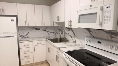 7430 Miami Lakes Dr in Miami Lakes, FL - Foto de edificio - Building Photo